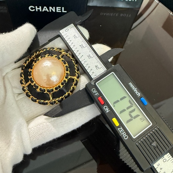 24K gold plated CHANEL vintage pearl Lambskin large clip on earrings - Picture 16 of 16